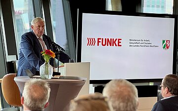 Der nordrhein-westf&auml;lische Gesundheitsminister Karl-Josef Laumann bei seiner Rede in der Zentrale der Funke Mediengruppe in Essen.