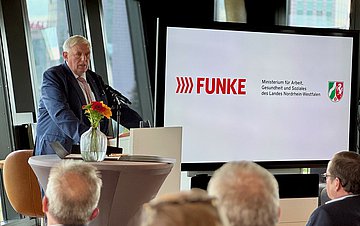 Der nordrhein-westfälische Gesundheitsminister Karl-Josef Laumann bei seiner Rede in der Zentrale der Funke Mediengruppe in Essen.