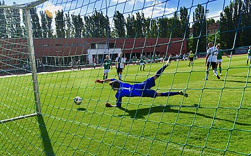 Bundestags-Torwart Lasse Langmack hält den Ball.
