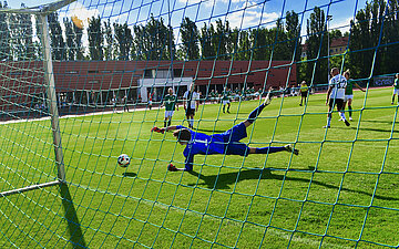 Bundestags-Torwart Lasse Langmack h&auml;lt den Ball.