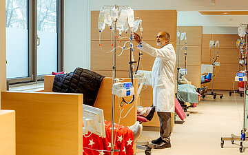 Jalid Sehouli bei der Arbeit in der Klinik