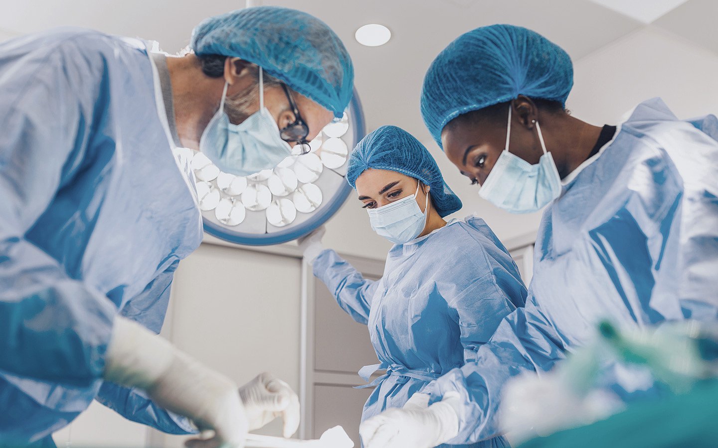 Ärzte bei einer Operation Foto: Ärztinnen und Ärzte bei einer Operation