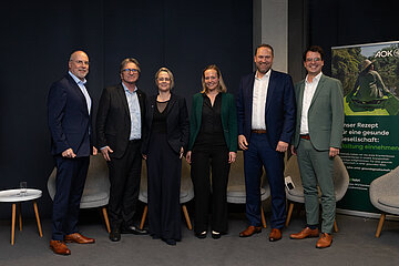 Podiumsg&auml;ste: Von links nach rechts: Johannes Bauernfeind, Manne Lucha MdL, Dr. Susanne Bublitz, Moderatorin Maxana Baltruweit, Andreas Burkhardt und Sebastian Zirfas.