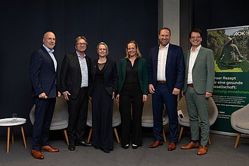 Podiumsgäste: Von links nach rechts: Johannes Bauernfeind, Manne Lucha MdL, Dr. Susanne Bublitz, Moderatorin Maxana Baltruweit, Andreas Burkhardt und Sebastian Zirfas.
