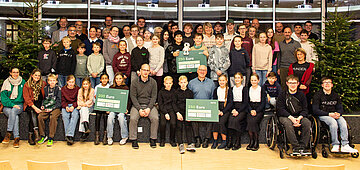 Gruppenfoto der lauffreudigsten Schulen mit Unternehmensbereichsleiter Frank Simolka, FLVW-Vizepräsident Peter Westermann und Regierungsschuldirektor Marc Roschanski.