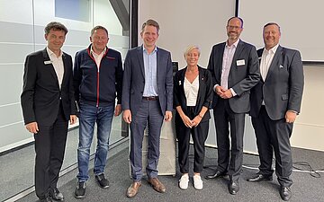 Gruppenfoto des Bezirksrats der AOK Ostw&uuml;rttemberg beim Besuch in der Firma Seydelmann