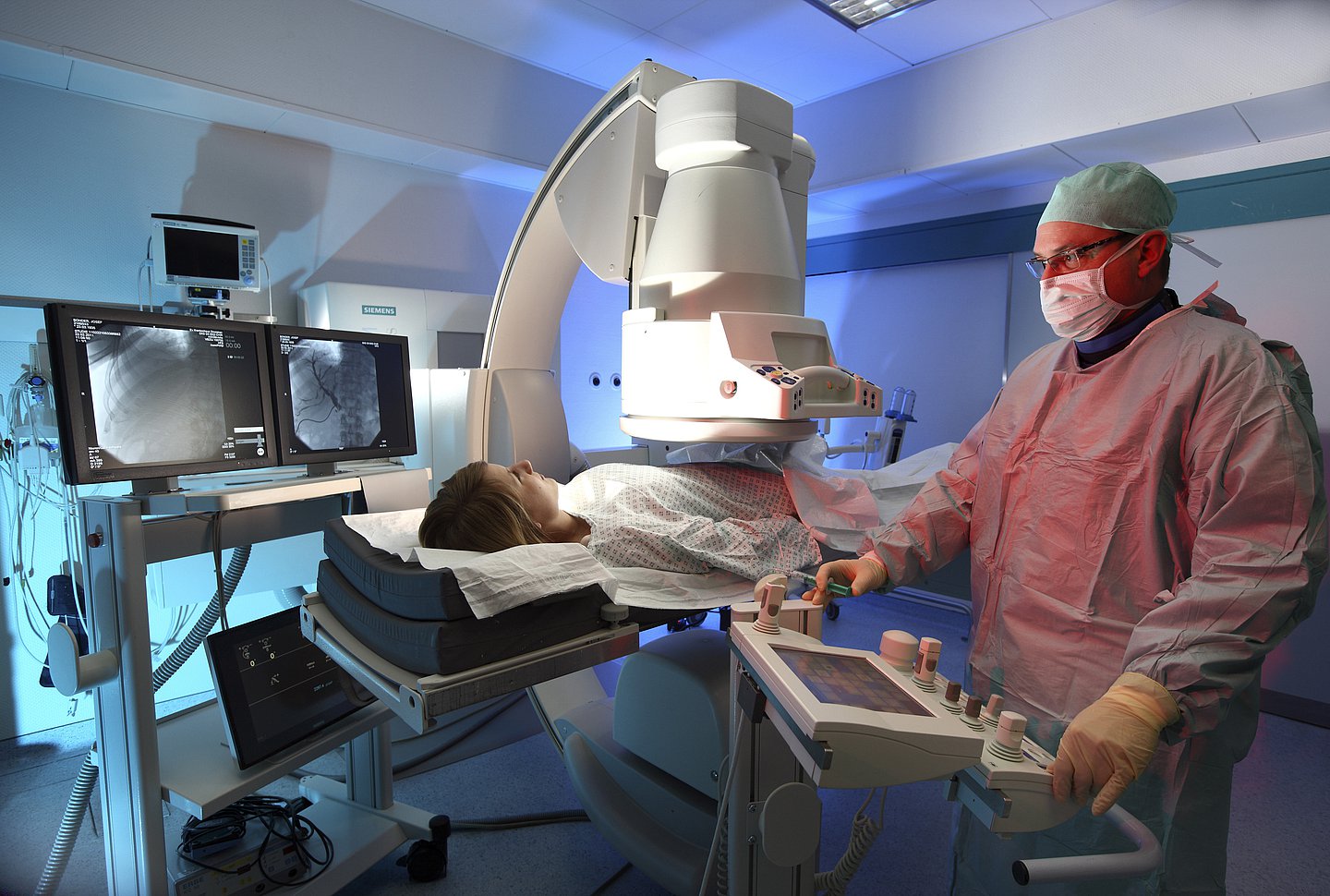 Foto: Ein Arzt führt eine radiologische Untersuchung bei einer Patient durch.