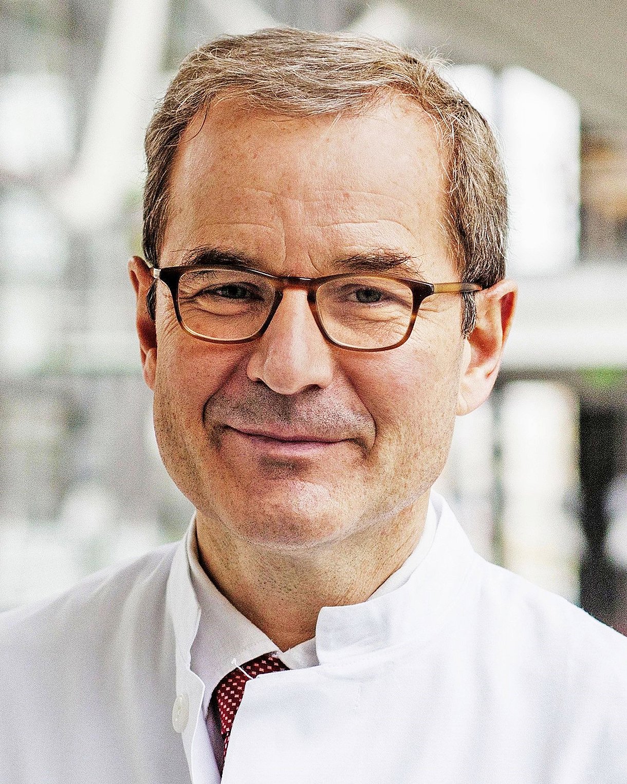 Foto: Porträtbild von Prof. Dr. Andreas Stallmach, Klinikdirektor Innere Medizin & Leiter des Post-Covid-Zentrums, Uniklinik Jena