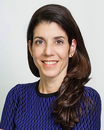 Portrait von Prof. Dr. Julia Szendroedi, &auml;rztliche Direktorin am Universit&auml;tsklinikum Heidelberg, Forscherin im Deutschen Zentrum f&uuml;r Diabetesforschung und Pr&auml;sidentin der Deutschen Diabetes Gesellschaft