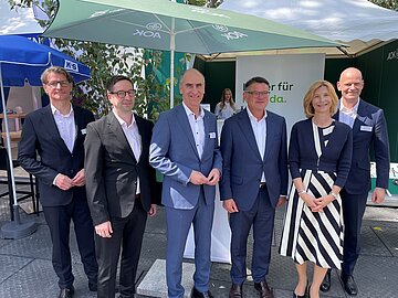 Gruppenfoto: Ministerpr&auml;sident Boris Rhein mit den beiden Verwaltungsratsvorsitzenden der AOK Hessen, Dr. Stefan Hoehl (links), und Stefan W&uuml;rzbach, dem Vorstandsvorsitzenden Detlef Lamm (3. von links), dem stellvertretenden Vorstandsvorsitzenden Dr. Michael Karner (rechts) und dem Vorstandsmitglied Dr. Isabella Erb-Herrmann.