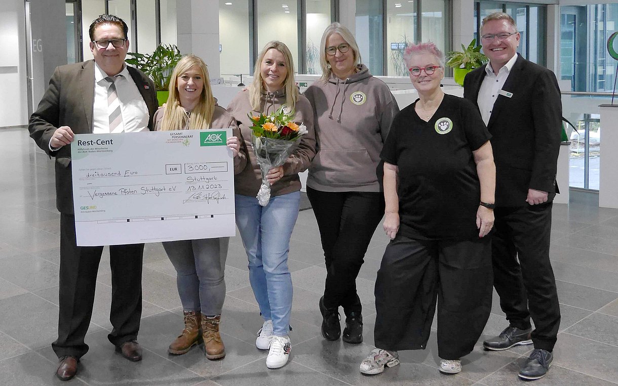 Gruppenfoto Scheckübergabe Vergessene Pfoten
