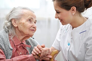 Schmuckbild zeigt pflegebed&uuml;rftige Frau zusammen mit einer Pflegerin