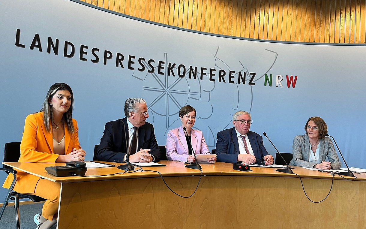 Dr. Ebru Yildiz, Prof. Dr. Jochen A. Werner, Sabine Deutscher und Gesundheitsminister Karl-Josef Laumann stellen die Initiative in der Landespressekonferenz vor.