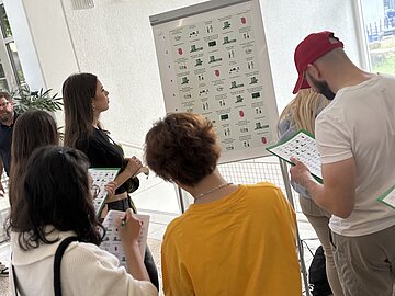 Bei dem Organspende-Workshop machen Sch&uuml;lerinnen und Sch&uuml;ler an verschiedenen Stationen Halt.