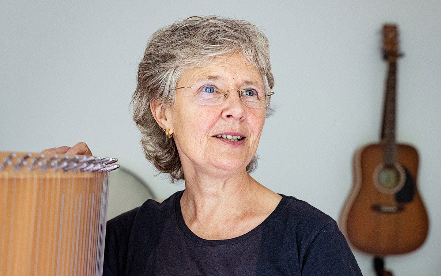 Foto: Ute Bindl, Musiktherapeutin, mit Instrumenten.
