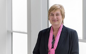 Portr&auml;tfoto Prof. Gariele Meyer vor Fensterfront