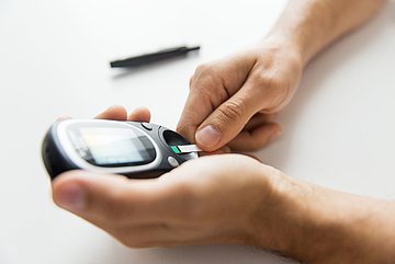 Antidiabetika in Westfalen-Lippe Ein Mann misst seine Blutzuckerwerte. Er hat einen Tropfen Blut auf einen Teststreifen gegeben. Das Gerät misst den Blutzucker und ermittelt einen Wert.