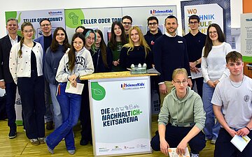 Gruppenfoto mit Sch&uuml;lerinnen und Sch&uuml;lern bei der AOK-NachhaltICHkeitsarena.