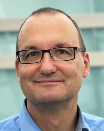 Gunter Sperzel, Referent Abteilung Versorgungsmanagement im AOK-Bundesverband, tr&auml;gt ein himmelblaues Hemd, eine schwarz-wei&szlig;e Brille und hat Geheimratsecken