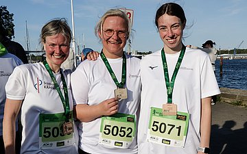 'Finisher-Medaillen' Drei Läuferinnen vom Städtischen Krankenhaus zeigen strahlend ihre 'Finisher-Medaillen'
