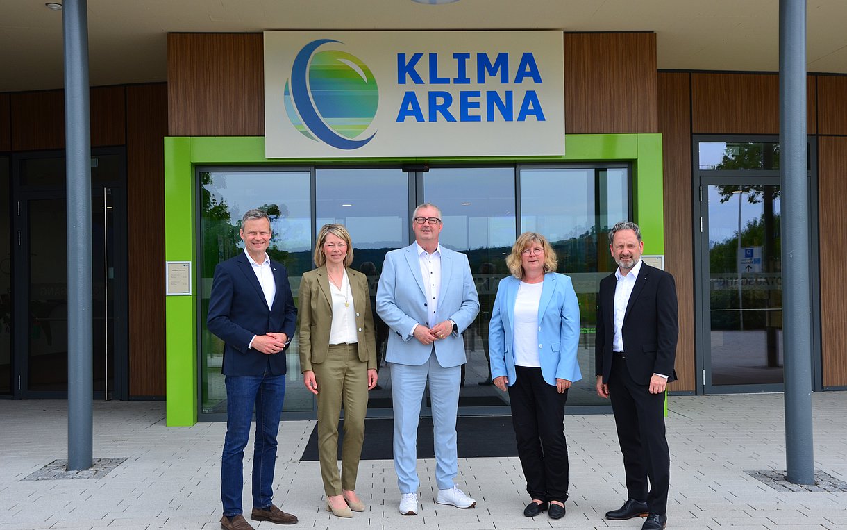 In der KLIMA ARENA freuen sich über die Kooperation v.l.n.r. Dr. Bernd Welz, Vorstandsvorsitzender der Klimastiftung für Bürger; Diana Hotz-Werstein, Leiterin AOK-Geschäftsbereich Prävention; Joachim Bader, Geschäftsführer AOK Rhein-Neckar-Odenwald; Carmen Theilmann, Vorständin der Klimastiftung für Bürger und Sascha Stumpf, Stellvertretender Geschäftsführer AOK Rhein-Neckar-Odenwald