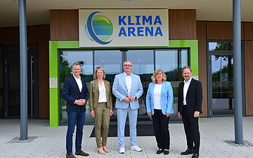 In der KLIMA ARENA freuen sich &uuml;ber die Kooperation v.l.n.r. Dr. Bernd Welz, Vorstandsvorsitzender der Klimastiftung f&uuml;r B&uuml;rger; Diana Hotz-Werstein, Leiterin AOK-Gesch&auml;ftsbereich Pr&auml;vention; Joachim Bader, Gesch&auml;ftsf&uuml;hrer AOK Rhein-Neckar-Odenwald; Carmen Theilmann, Vorst&auml;ndin der Klimastiftung f&uuml;r B&uuml;rger und Sascha Stumpf, Stellvertretender Gesch&auml;ftsf&uuml;hrer AOK Rhein-Neckar-Odenwald