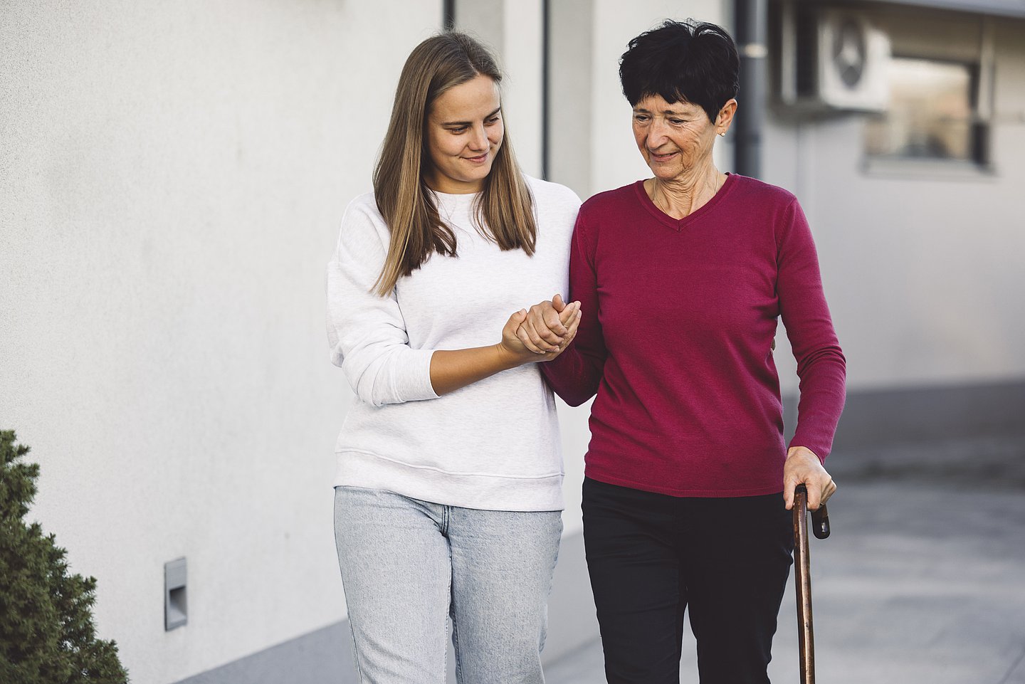 Foto zeigt eine Pflegebedürftige beim Spaziergang in Begleitung mit ihrer Angehörigen