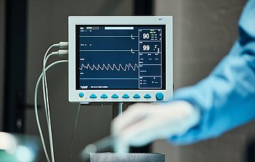 Tag des Notrufs in Schleswig-Holstein Foto von einem Monitor auf der Intensivstation, der die Vitalwerte angibt.
