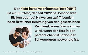 Das Bild zeigt ein Elternpaar, das gemeinsam auf Ultraschallbilder ihrer Schwangerschaft schaut. Zu sehen sind ein dunkelhaariger Mann und eine dunkelhaarige Frau. Der Text auf dem Bild informiert, dass der nicht invasive Test (NIPT), der auf Trisomien testet,  seit 2022 von den gesetzlichen Krankenkassen übernommen wird.