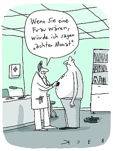 Zugespitzt 02/24 Cartoon von Beck: Ärztin, die den dicken Bauch einen Mannes abhört und sagt: "Wenn Sie eine Frau wären, würde ich sagen ,achter Monat'".