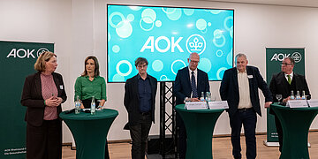Teilnehmer diskutieren beim Pflegeforum der AOK Rheinland-Pfalz/Saarland