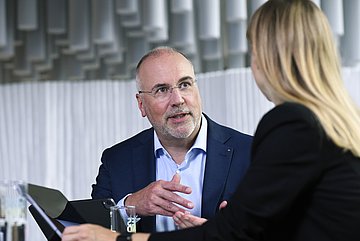 Johannes Bauernfeind im Dialog Johannes Bauernfeind in einem Gespräch