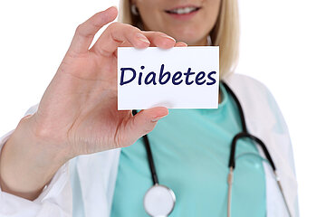 Eine &Auml;rztin in Nahaufnahme h&auml;lt ein Schild mit der Aufschrift 'Diabetes'.
