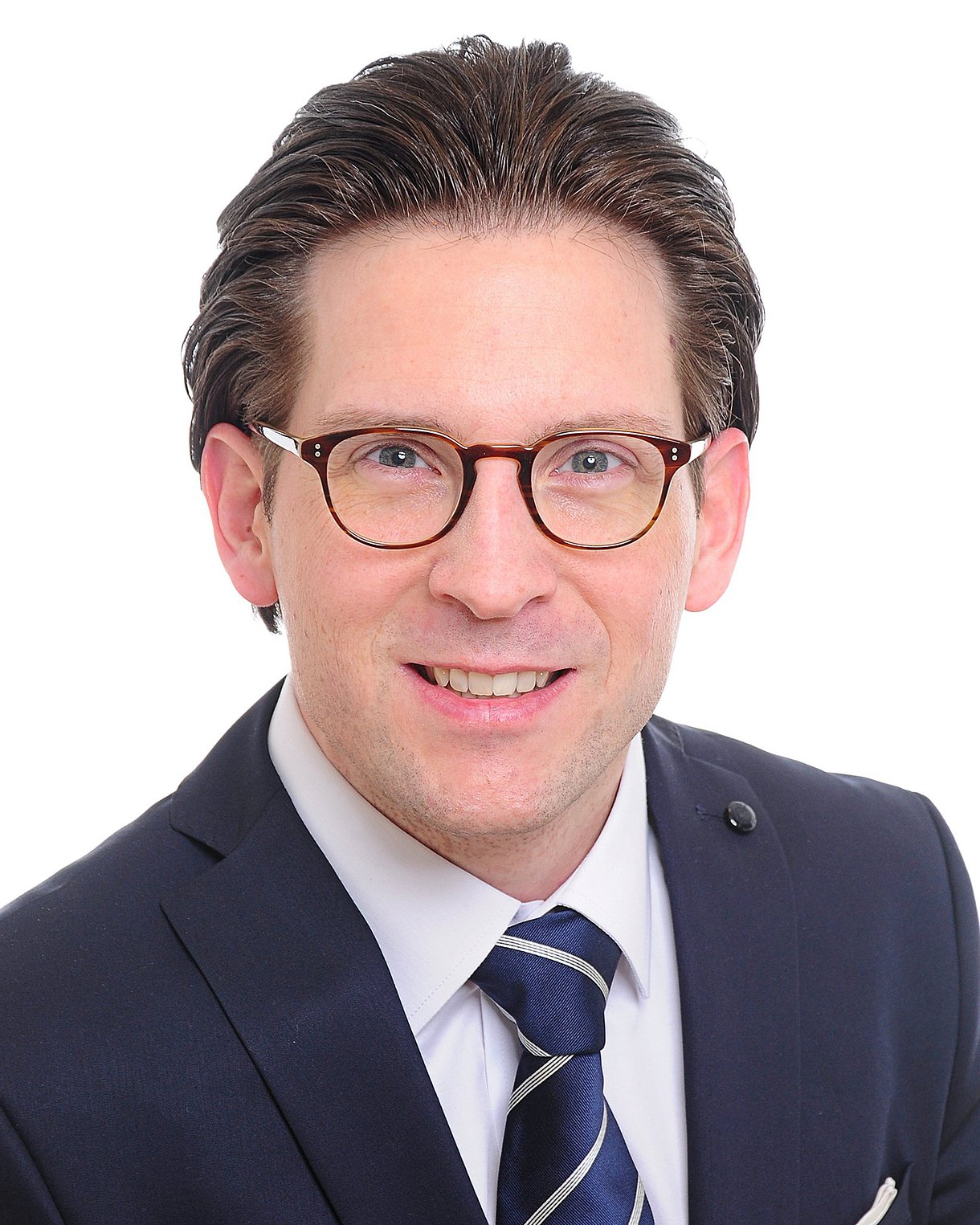 Foto: Porträt von Prof. Dr. Dr. Fabian-Simon Frielitz, LL.M., M.A., MBA, MHEd, Inhaber der Professur für Telemedizin, Digitalisierung und Ökonomie in der Medizin an der Universitätsmedizin der Otto-von-Guericke-Universität Magdeburg. 