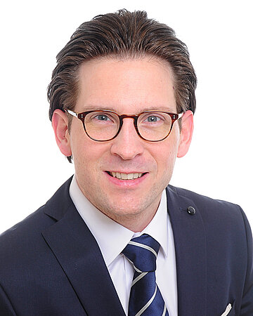 Foto: Portr&auml;t von Prof. Dr. Dr. Fabian-Simon Frielitz, LL.M., M.A., MBA, MHEd, Inhaber der Professur f&uuml;r Telemedizin, Digitalisierung und &Ouml;konomie in der Medizin an der Universit&auml;tsmedizin der Otto-von-Guericke-Universit&auml;t Magdeburg. 