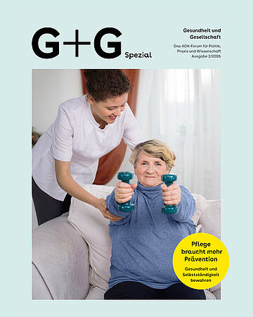 Pflegekraft unterst&uuml;tzt eine &auml;ltere Frau bei &Uuml;bungen mit Hanteln auf einem Sofa.