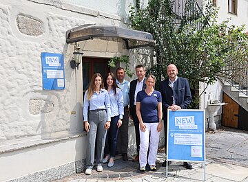 Im Gruppenfoto von links: Emilia Stauner (Landratsamt Neustadt an der Waldnaab), Daniela Peintinger (Gesundheitsamt f&uuml;r den Landkreis Neustadt an der Waldnaab), Rainer Rewitzer (B&uuml;rgermeister von Pleystein), J&uuml;rgen Spickenreuther (Direktor der AOK Nordoberpfalz), Birgit Lanzl (medizinische Fachangestellte), Andreas Meier (Landrat des Landkreises Neustadt an der Waldnaab)
