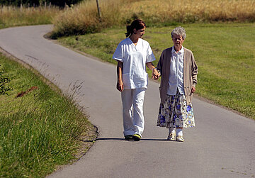 Besonders die Bewohnerinnen und Bewohner von Pflegeeinrichtungen leiden unter der glei&szlig;enden Sonne.