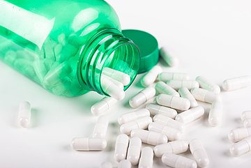 Antidiabetika in Schleswig-Holstein Auf dem Tisch liegt ein volles Glas mit Tabletten.