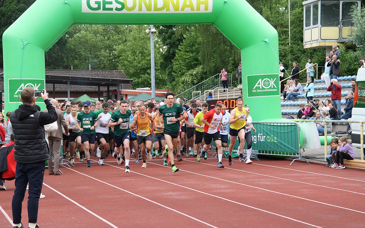 Firmenläufer die durch das Ziel rennen
