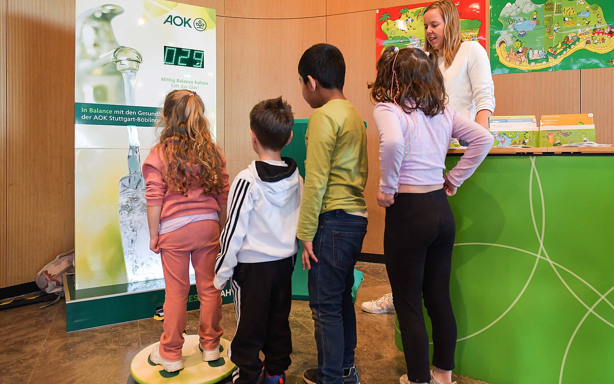 Kinder am Info-Stand der AOK Stuttgart-Böblingen