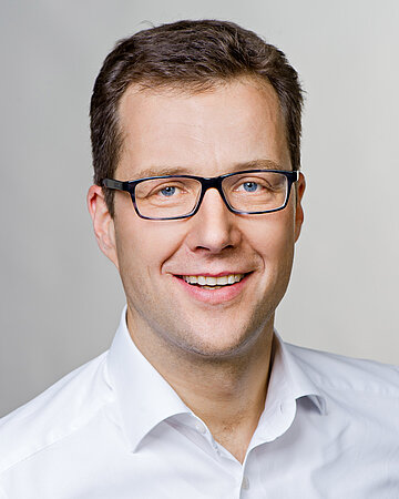 Portr&auml;t von Prof. Dr. Volker Mall, Professor f&uuml;r Sozialp&auml;diatrie an der Technischen Universit&auml;t M&uuml;nchen und Pr&auml;sident der Deutschen Gesellschaft f&uuml;r Sozialp&auml;diatrie und Jugendmedizin