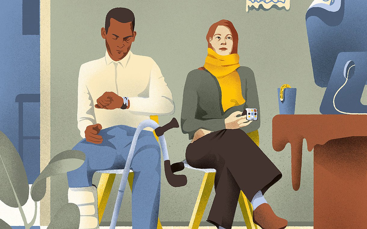 Illustration: In einem Wartezimmer sitzen eine Frau und ein Mann auf Stühlen. Der Mann hat ein Gipsbein und vor ihm steht eine Krücke. Er schaut auf die Uhr. Die Frau blickt gerade aus, hält aber ihr Telefon in der Hand. An der Wand hinter ihnen sind eine Uhr und ein Kalender. Auf dem Wartezimmer-Tresen steht ein Computer. Alle Items (Uhr, Kalender, Krücke, Handy, Computer) sehen aus als würden sie schmelzen und zerlaufen leicht nach unten. Dies soll die lange Wartezeit darstellen.