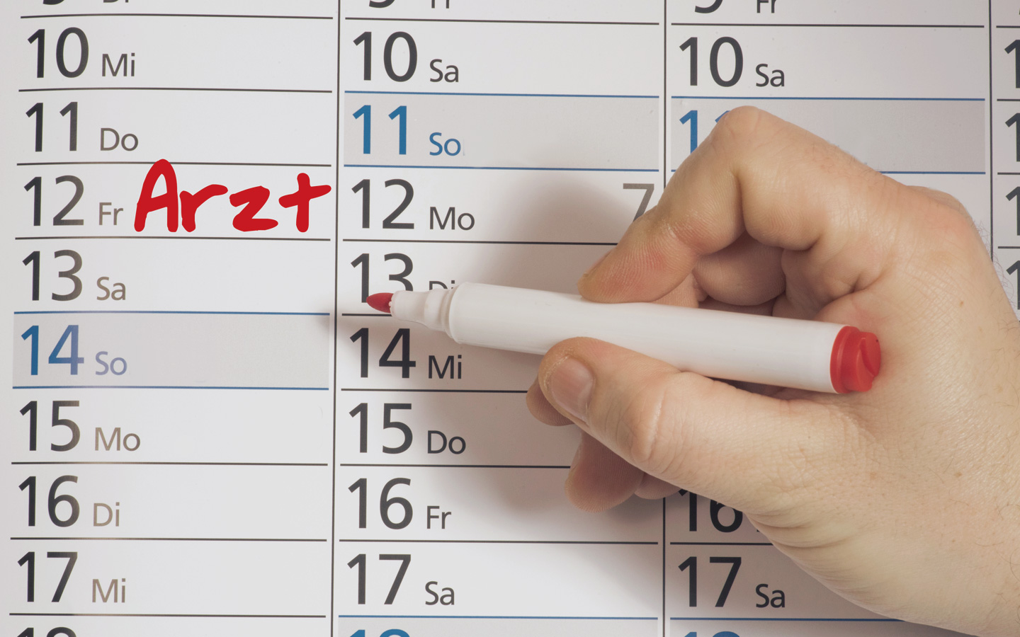 Foto: In einem Kalenderblatt ist mit rotem Textmarker "Arzt" als Termin eingetragen.