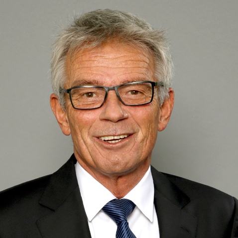 Prof. Josef Hecken Porträtfoto zeigt Prof. Josef Hecken im blauen Sakko, blauer Krawatte und weißem Hemd (Kopfbild bis zum Krawattenknoten)