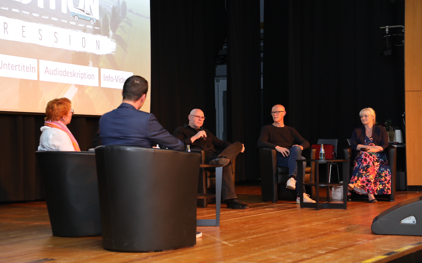 Das Foto zeigt eine Podiumsdiskussion.