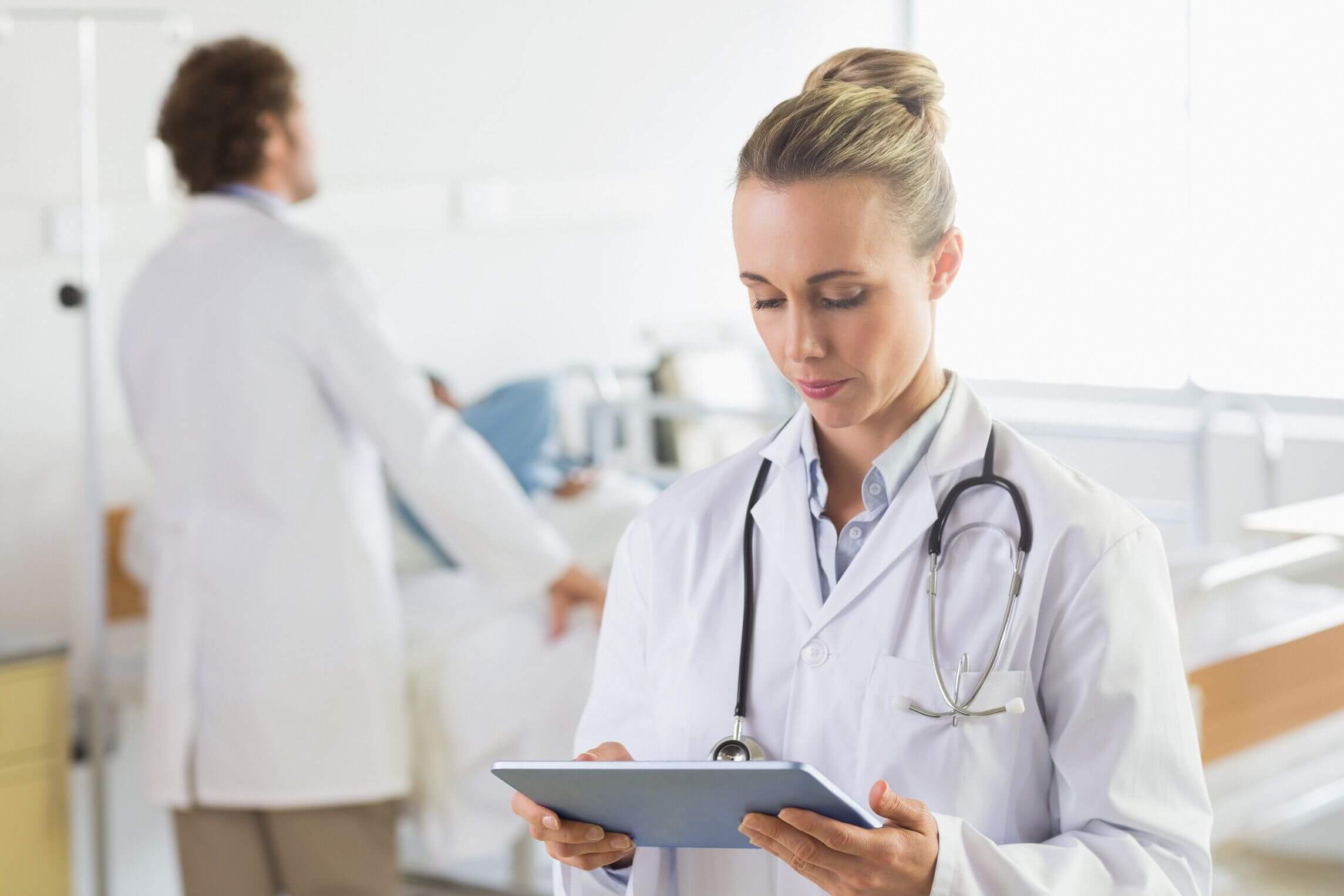 бухгалтер иллюстрация. усталая женщина в офисе. экономисты. женщина бухгалтер. врач бухгалтер.