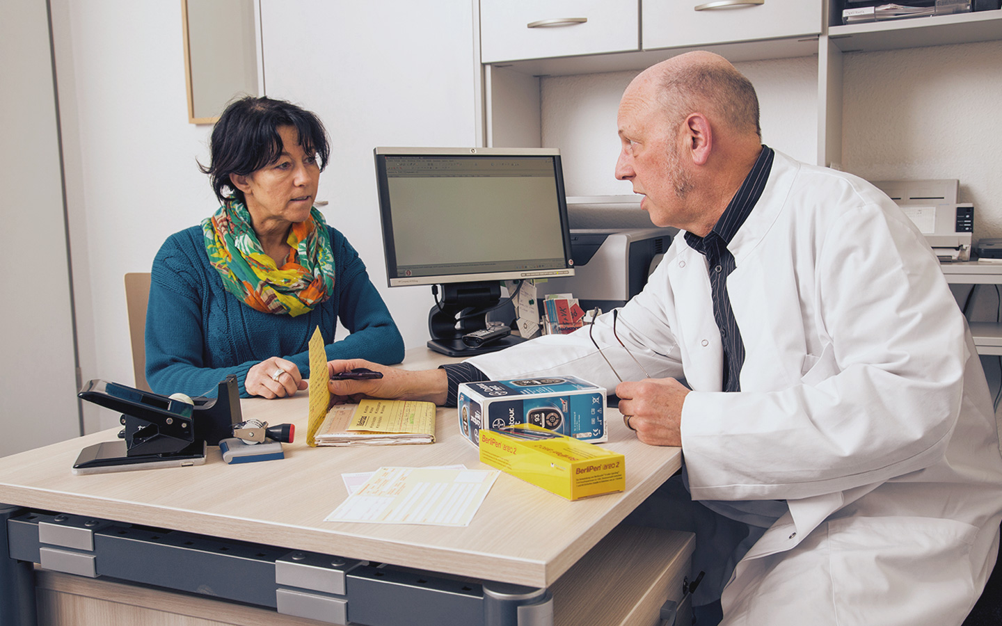 Foto: eine Patientin wird vom einem Arzt beraten.