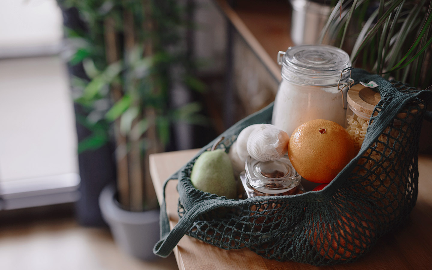 Foto: Ein Korb mit Lebensmitteln wie Orange oder Weizenmehl, die Allergien auslösen können