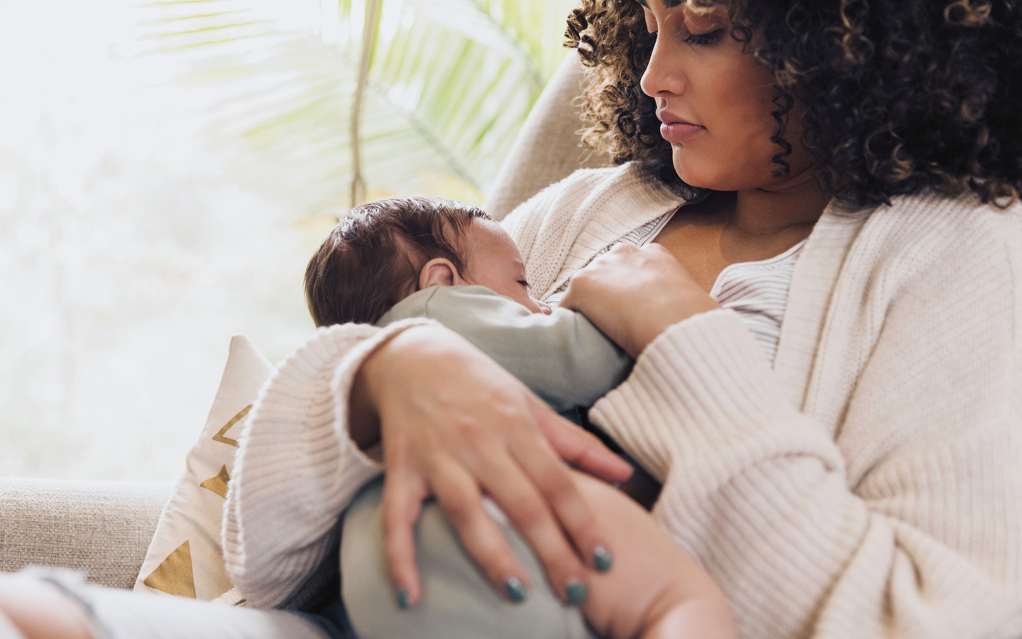 Foto: Eine Frau stillt ein Baby.